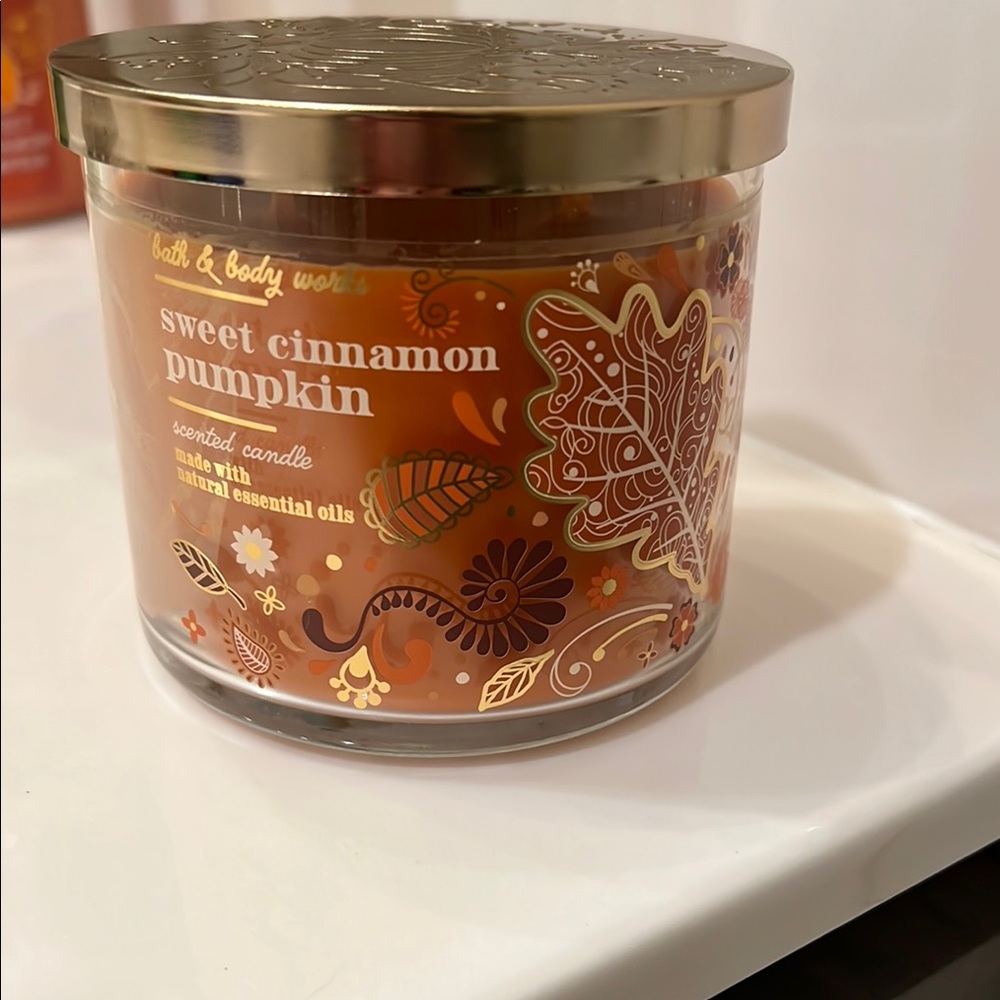 Bath & Body Works Sweet Cinnamon Pumpkin Candle